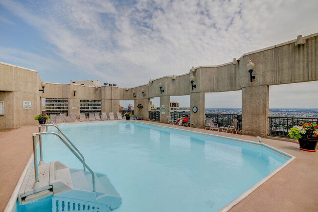 Rooftop swimming pool - 2020 Walnut St