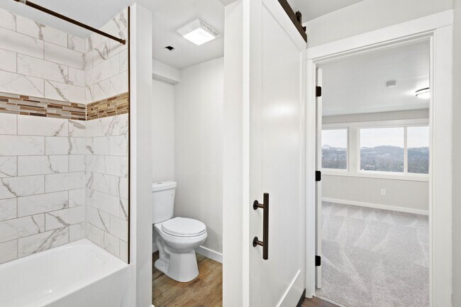 Building Photo - SCORE 50% OFF 1ST MONTH'S RENT IF SIGNED BY DEC 19! Stunning 4 bedroom home in Mt. Washington ava...