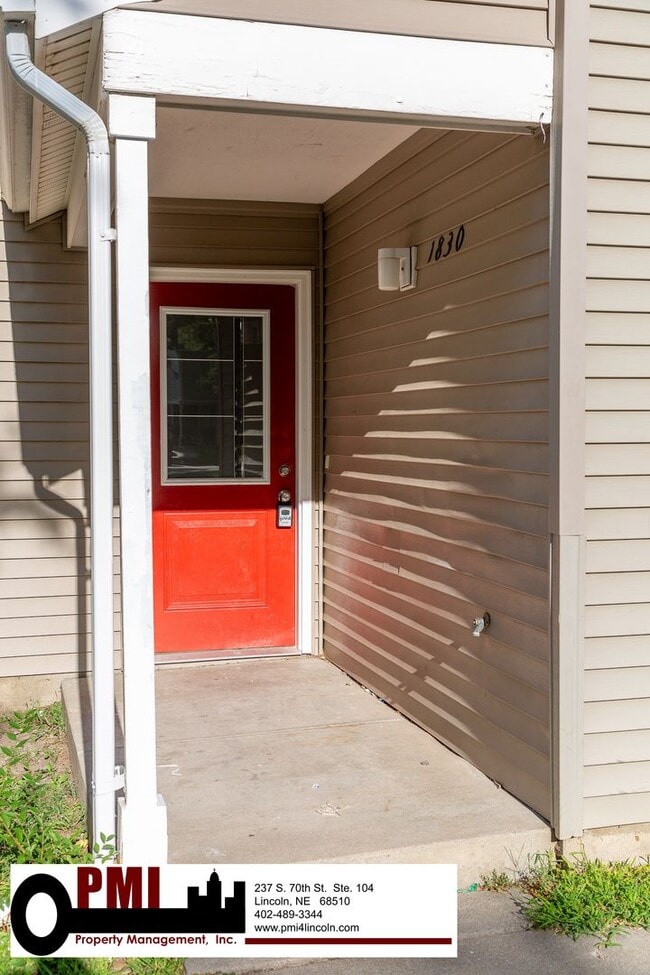 Building Photo - 3 Bedroom and 2 bathroom Duplex for Rent