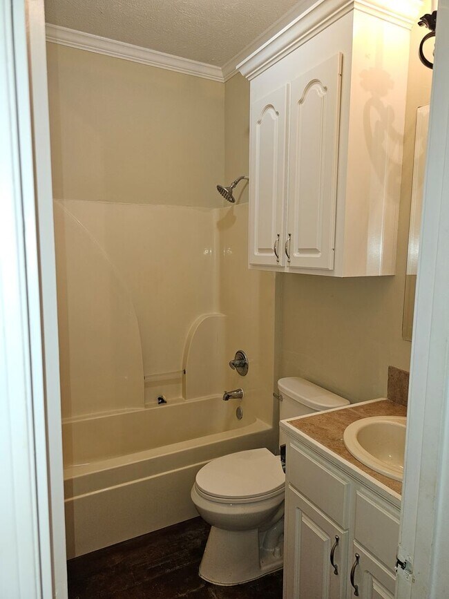 Building Photo - 132 Middlefield Dr
