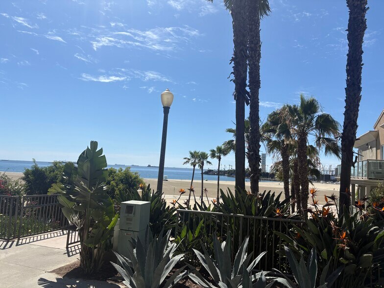 Building Photo - 933 E 1st St