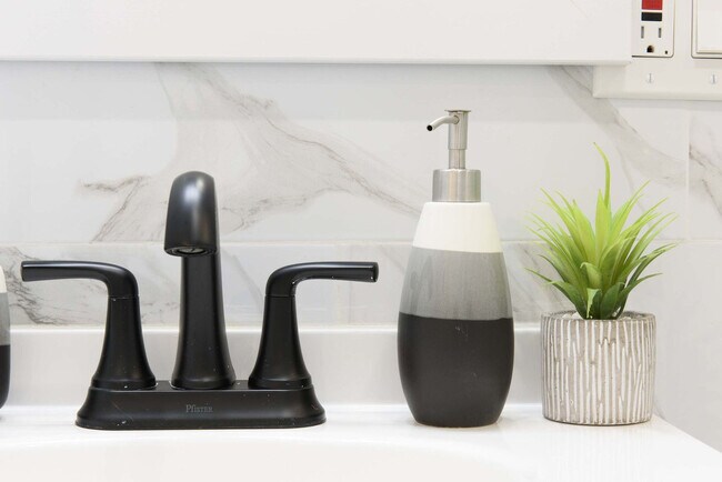 Building Photo - 240e E 75th St