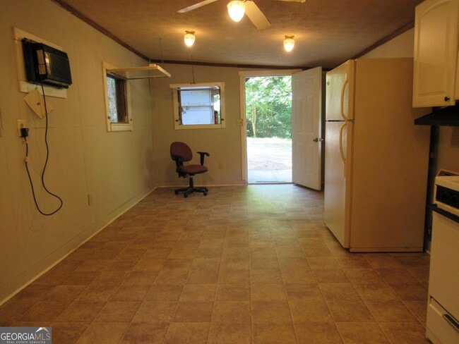 Building Photo - 500 J Mountain Dr