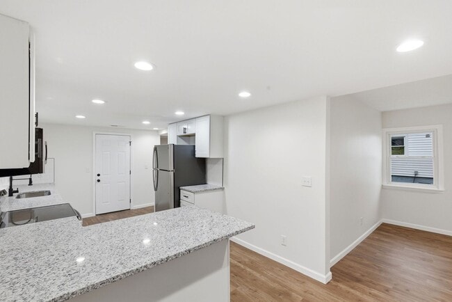Building Photo - Fully Updated 2-Bed with Modern Finishes