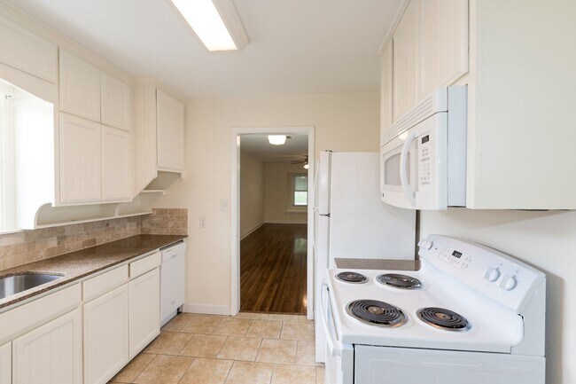 Building Photo - Beautiful 2 Bedroom, 1 Bath Home Coming Soon!