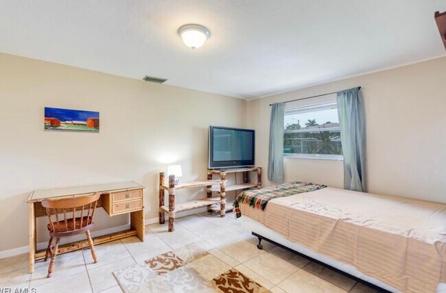 Building Photo - 144 Vermont Ave