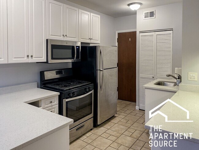 Building Photo - 3710 N Sheffield Ave