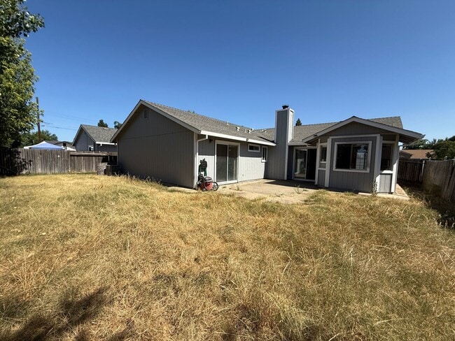 Building Photo - Spacious 4bed 2bath home in the Rio Linda/...
