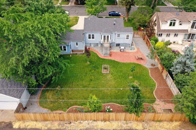 Building Photo - Beautiful 4 Bedroom 2 Bath Single Family H...