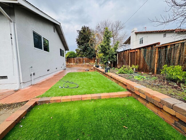 Building Photo - 5846 Pontiac Dr