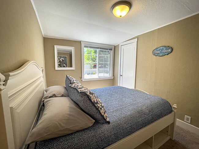 Building Photo - Kelsey's Cottage: Fully Furnished 2 bd/1ba Jacksonville Cottage, Large yard! $300 Utility Fee