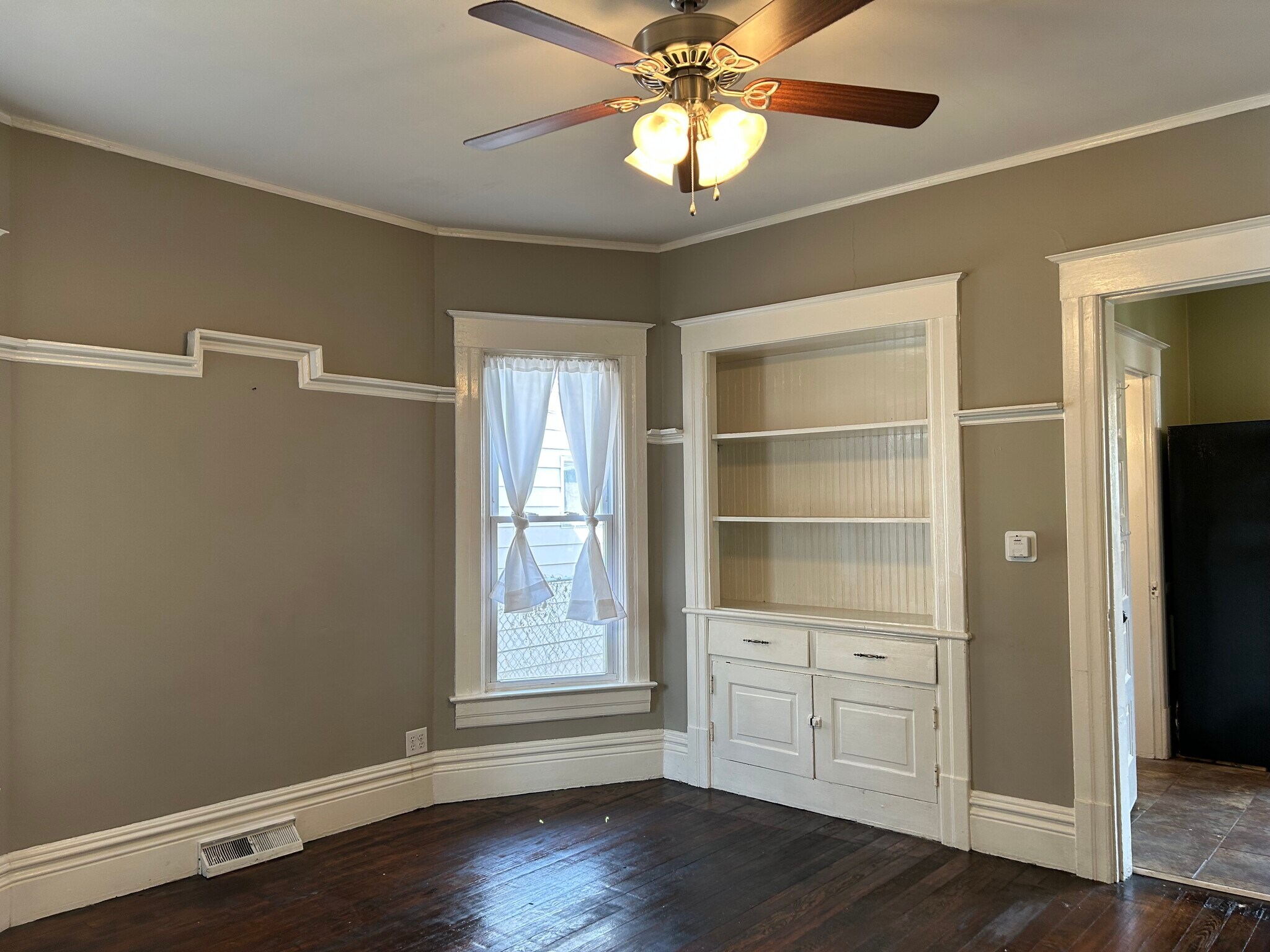 Building Photo - 503 W Allen St