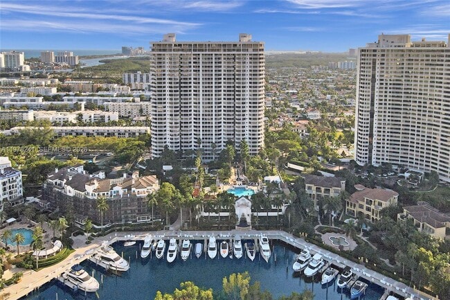 Building Photo - 2000 Island Blvd