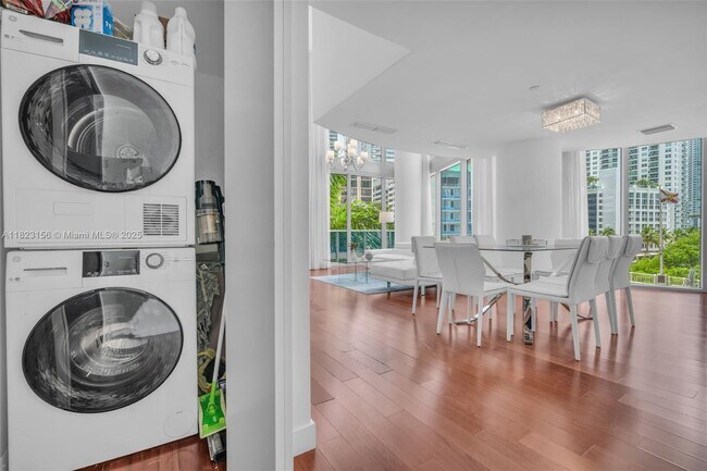 Building Photo - 200 Biscayne Blvd Way