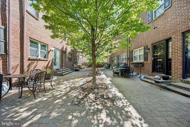 Building Photo - 517 S Randolph Ct