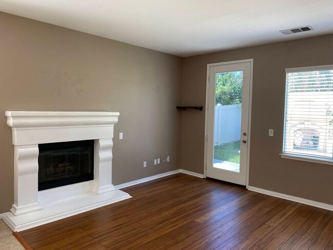 Building Photo - Beautiful Home in Gated Community!