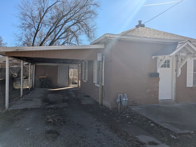 Building Photo - 2 Bedroom House