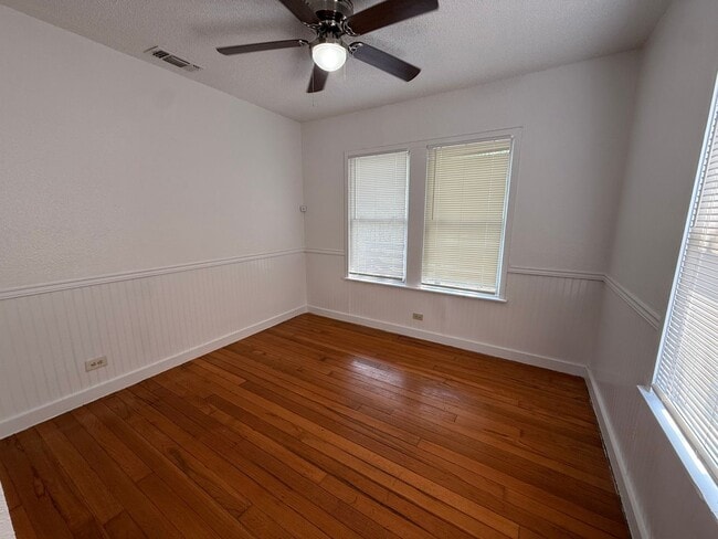 Building Photo - Charming 3BR Home w/ Hardwood Floors, Large Kitchen & Private Fenced Yard