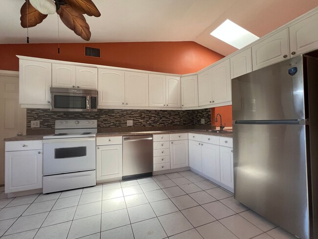 Building Photo - $1,695 ** Annual Lease ** 3 Bedroom / 2 Ba...