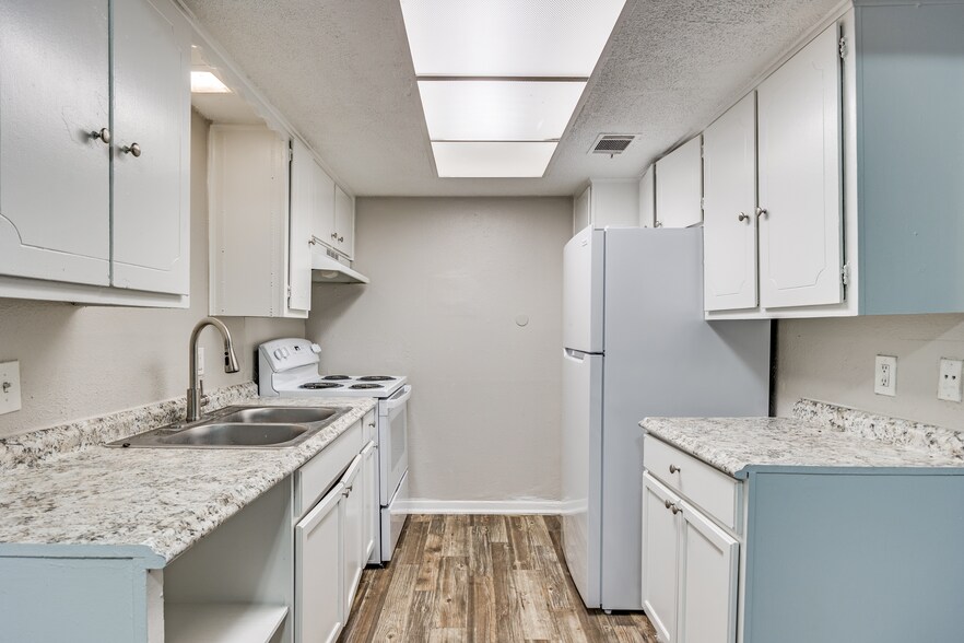 01 Kitchen copy.jpg - Hart House Apartments