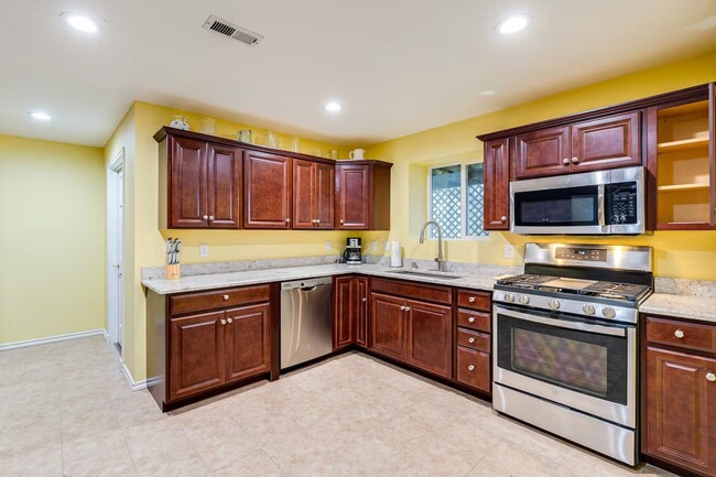 Building Photo - Fully Furnished Daylight Basement 2 Bedroo...