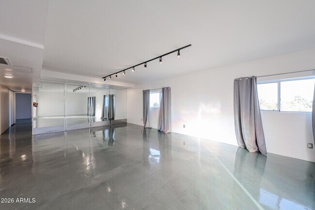 Building Photo - 353 E Thomas Rd