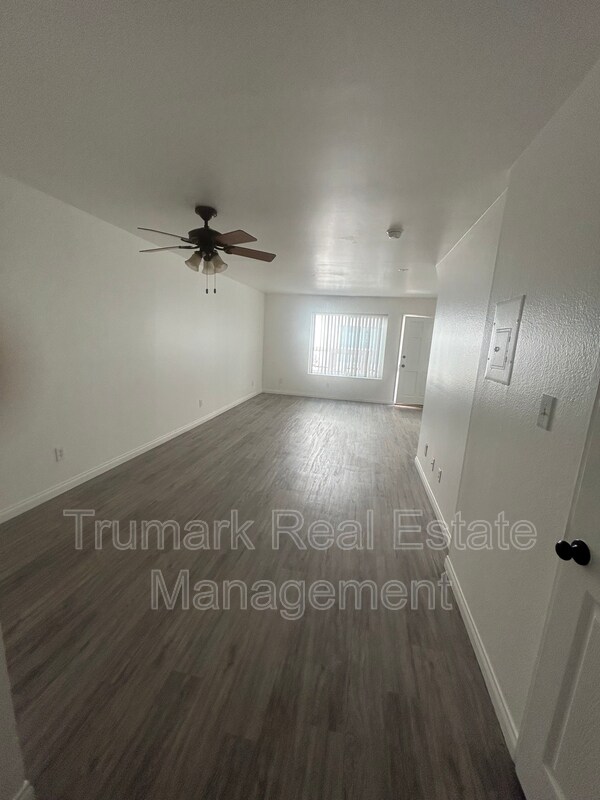 Building Photo - 1122 E Elk Ave