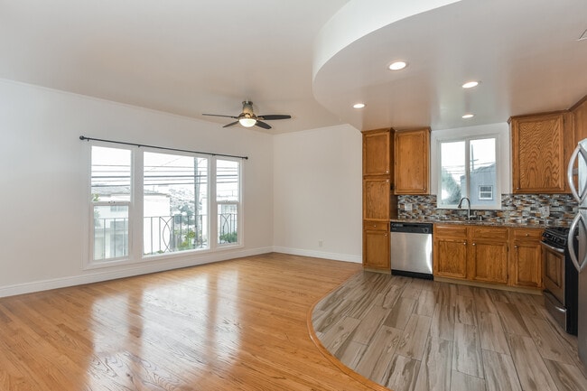 Building Photo - 10 Oxford St