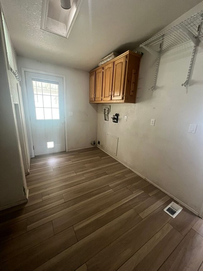 Building Photo - 3 Bedroom, 2 Bathroom Manufactured Home - ...