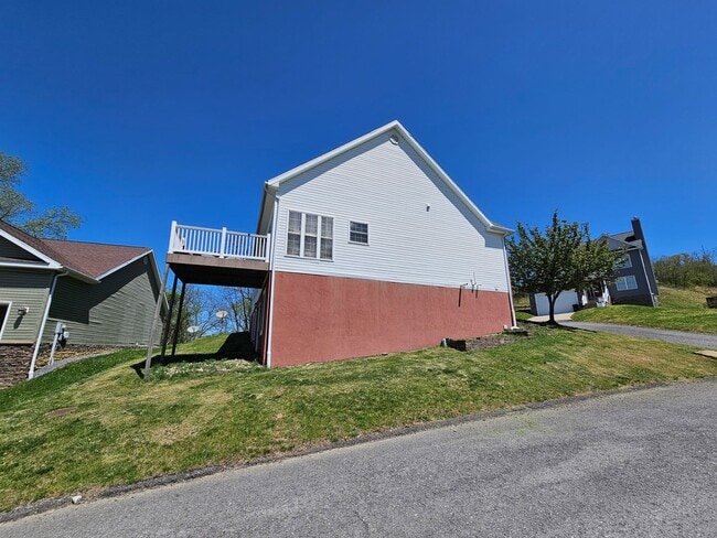 Building Photo - 4 Bedroom, 3 Bathroom home AVAILABLE 07/01...