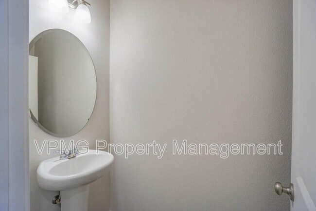 Building Photo - 2116 NE 115th Ct