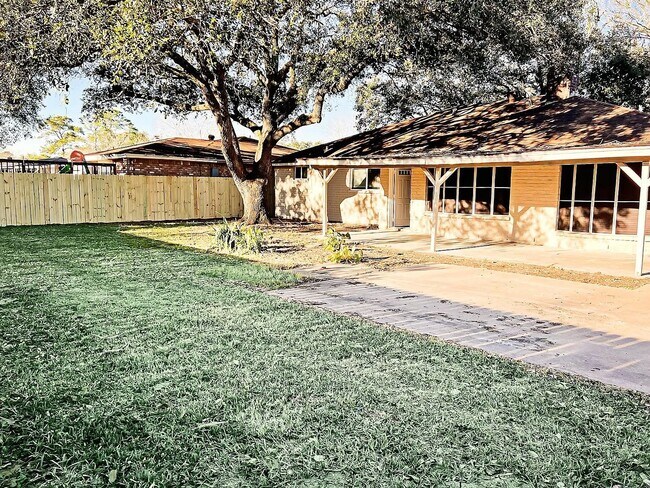 Building Photo - 16738 Barcelona Dr