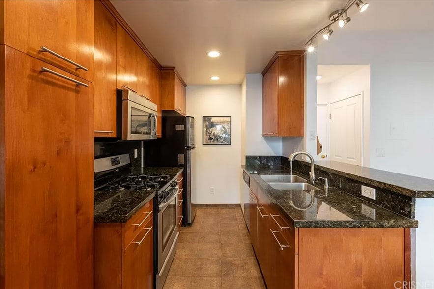 Kitchen - 1554 N Hobart Blvd