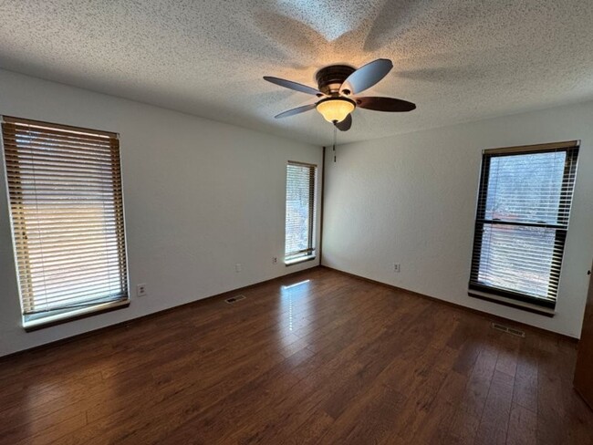 Building Photo - 3 bedroom 2 bath with updated kitchen and ...