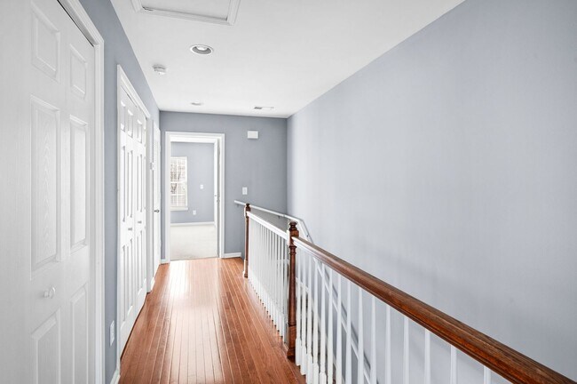 Building Photo - Awesome 2BE/2.5BA duplex Incredible location near Vanderbilt University!