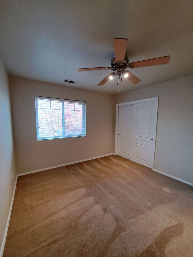 Building Photo - Spacious 2-Story Fresno Home with Bonus Room!