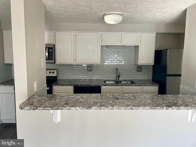 Building Photo - 17 Cranberry Ct