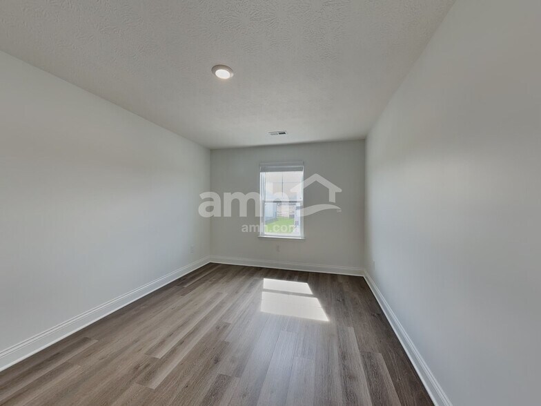 Building Photo - 9106 Henley Ave