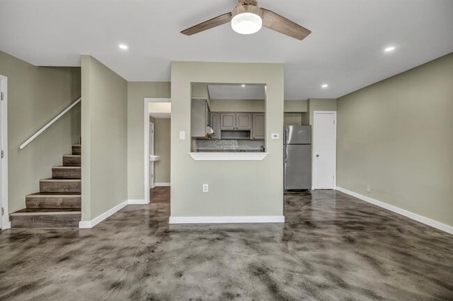 Building Photo - 2808 Skyway Cir