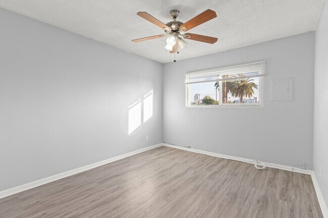 Building Photo - 927 Daisy Avenue