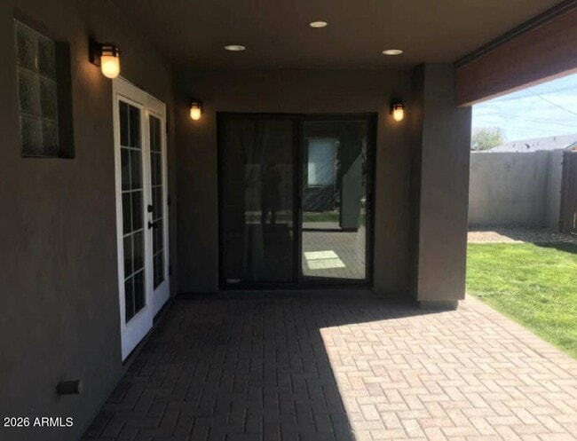 Building Photo - 603 E Solana Dr