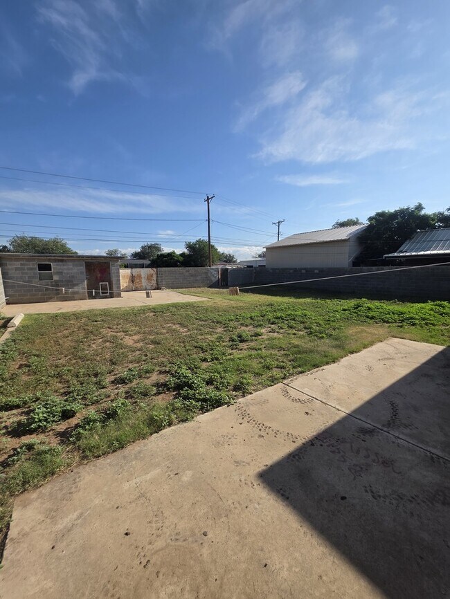 Building Photo - 3 bed 1 bath home, move in ready!