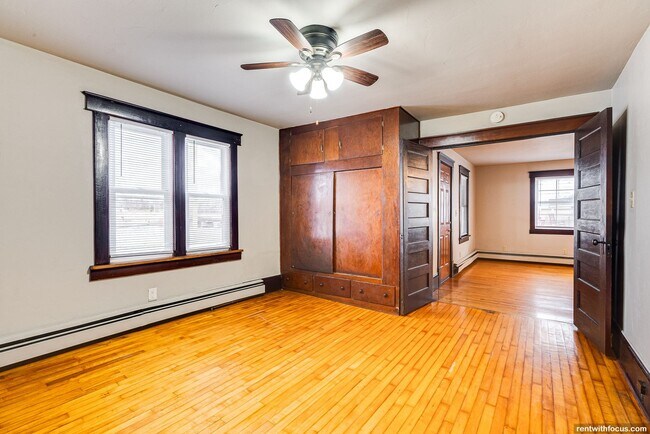 Building Photo - 211 Oak St