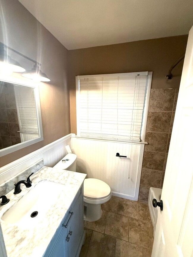 Building Photo - ** 4 Bed 2 Bath located in Forest Hills ** Call 334-366-9198 to schedule a self-tour