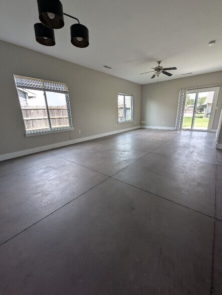 Building Photo - 5502 N Edwards Cir