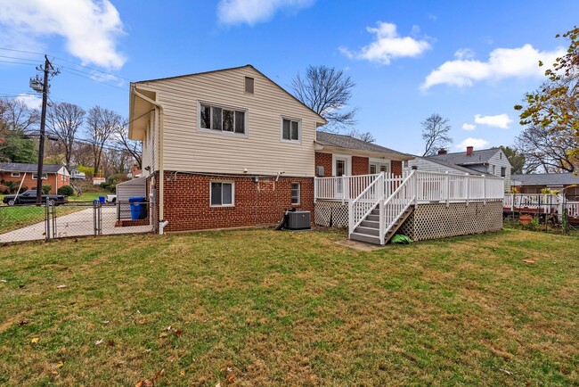 Building Photo - 3 Bed 3 Bath - Silver Spring Split Level -...