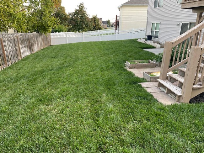 Building Photo - Spacious home in super nice neighborhood in Northwest Omaha