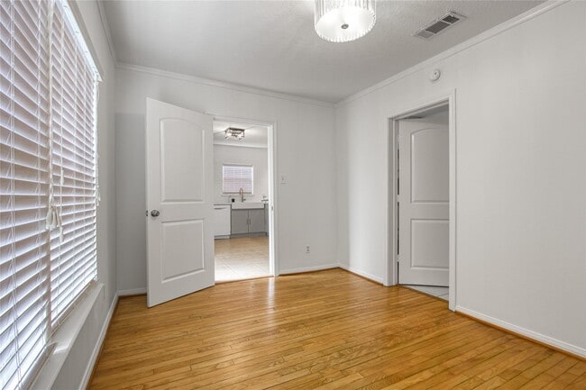 Building Photo - 905 Kern St