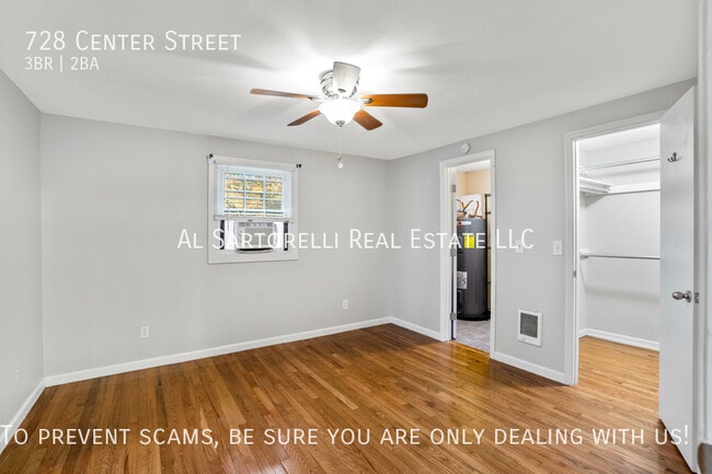 Building Photo - 728 Center St