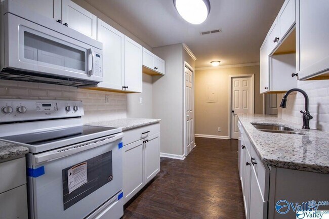 Building Photo - 4988-4987 7 Pine Cir